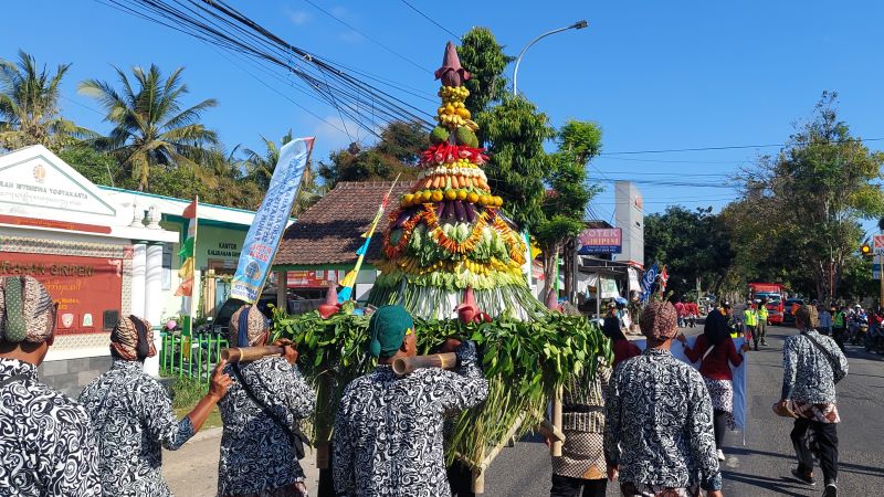 GUNUNGAN: Kirab launcing Desa Budaya Giripeni diikuti ribuan masyarakat.