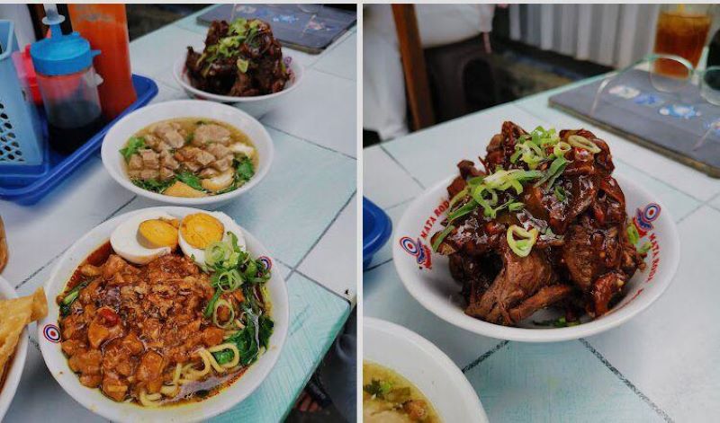 Mie ayam dengan penuh variasi dan banyak topping.