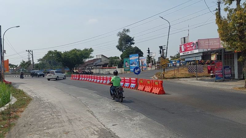 SIMPANG: Suasana Teteg Kulon, pengendara masih melakukan pelanggaran.