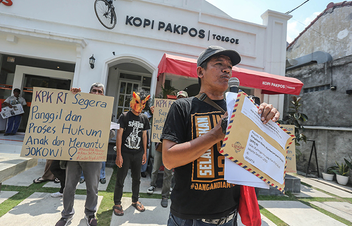 Sejumlah aktivis dari Jogja Corruption Watch (JCW) dan Koalisi penggiat HAM dan anti korupsi Yogyakarta&nbsp;melakukan aksi berjalan mundur menuju kantor pos Gondolayu di kawasan Tugu, Jogja,(2/9/2024).
