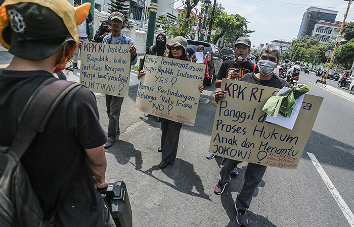 Sejumlah aktivis dari Jogja Corruption Watch (JCW) dan Koalisi penggiat HAM dan anti korupsi Yogyakarta&nbsp;melakukan aksi berjalan mundur menuju kantor pos Gondolayu di kawasan Tugu, Jogja,(2/9/2024).&nbsp;