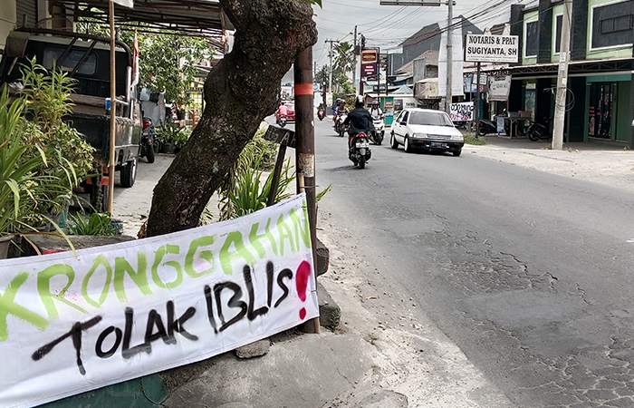 BENTUK PROTES: Baliho yang dipasang warga sebagai bentuk protes terkait pembangunan tempat hiburan malam di tanah kas desa Kronggahan Senin (2/9/2024).