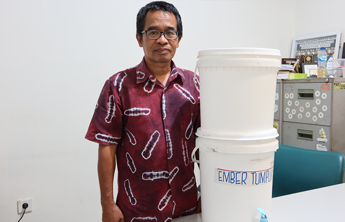 Dosen UGM saat menunjukkan foto ember tumpuk yang dibuatnya untuk pengolahan sampah berkelanjutan.