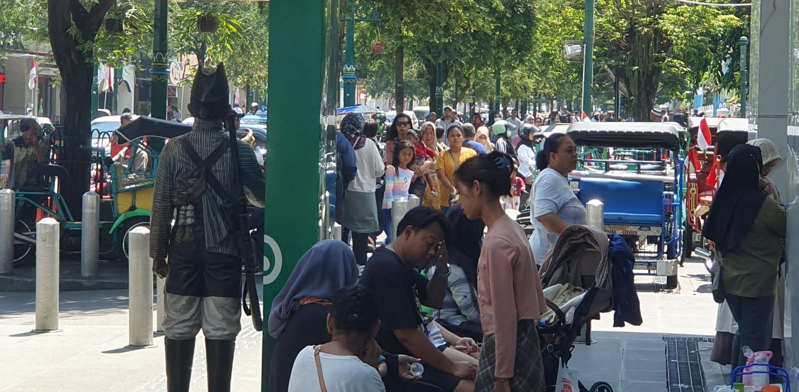 NYAMBUNG - Menggunakan teknologi Single sign-on (SSO) memungkinkan pengguna internet gratis UNY tetap connect hingga di jalan Malioboro   (GUNAWAN/Radar Jogja)