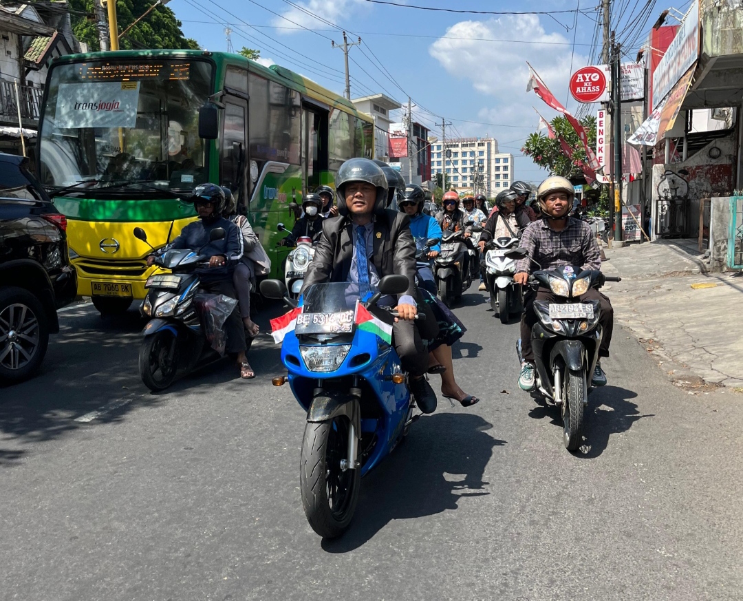 Anggota DPRD DIY Rifki Listianto berboncengan dengan istri naik motor saat datang ke pelantikan anggota DPRD DIY