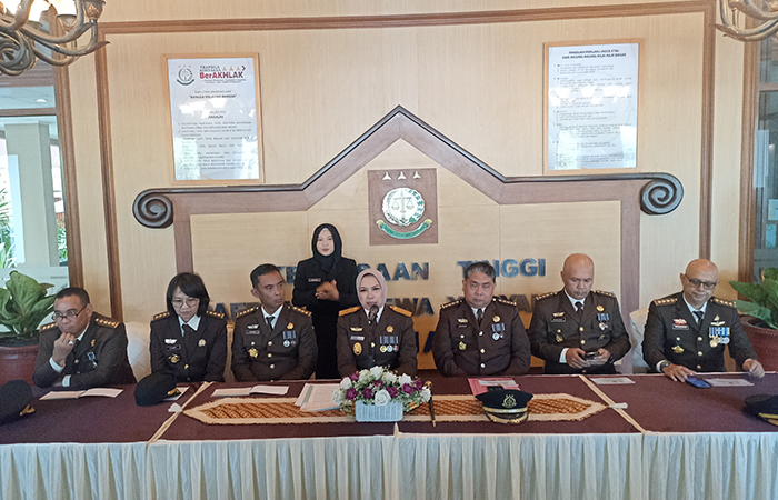 SELEWENGKAN KUR: Kajati DIY Ahelya Abustam (tengah) memberi keterangan kepada awak media di kantor Kejati DIY&nbsp;terkait penetapan tersangka dugaan kasus tipikor bank BUMN di Bantul, Senin&nbsp;(2/9/2024).