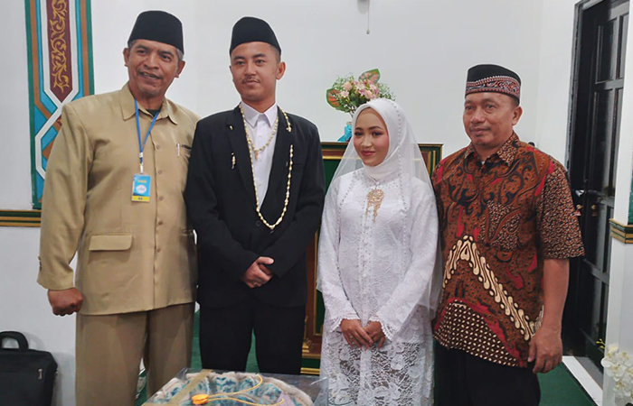 KHIDMAT: Lapas Kelas IIB Sleman saat memfasilitasi pernikahan warga binaan pemasyarakatan (WBP) Minggu (1/9).