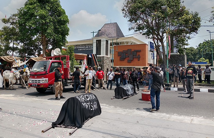 KEMBALI BERAKSI: Korban apartemen Malioboro City kembali melakukan aksi dengan membawa puluhan gerobak sapi dan memblokir Jalan Parasamya Sleman Senin (2/9/2024).Delima Purnamasari/Radar Jogja