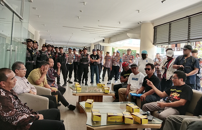 KEMBALI BERAKSI: Korban apartemen Malioboro City kembali melakukan aksi dengan membawa puluhan gerobak sapi dan memblokir Jalan Parasamya Sleman Senin (2/9/2024).Delima Purnamasari/Radar Jogja