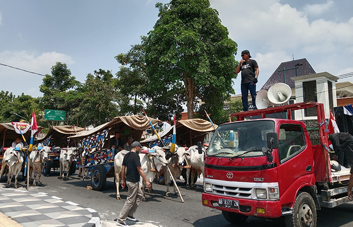 KEMBALI BERAKSI: Korban apartemen Malioboro City kembali melakukan aksi dengan membawa puluhan gerobak sapi dan memblokir Jalan Parasamya Sleman Senin (2/9/2024).Delima Purnamasari/Radar Jogja