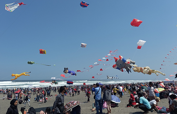 DIMINATI: Masyarakat saat mengunjungi Pantai Parangtritis untuk menikmati event layang-layang internasional Juli lalu.
