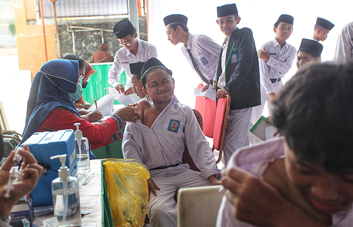 Dinas Kesehatan melakukan vaksinasi massal untuk Mencegah penyakit Japanese Encephalitis (JE).