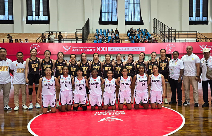 BERSAING: Tim bola basket 5x5 putri DIY berfoto dengan tim bola basket 5x5 putri Papua di GOR Stadion Harapan Bangsa, Banda Aceh, Minggu (1/9/).