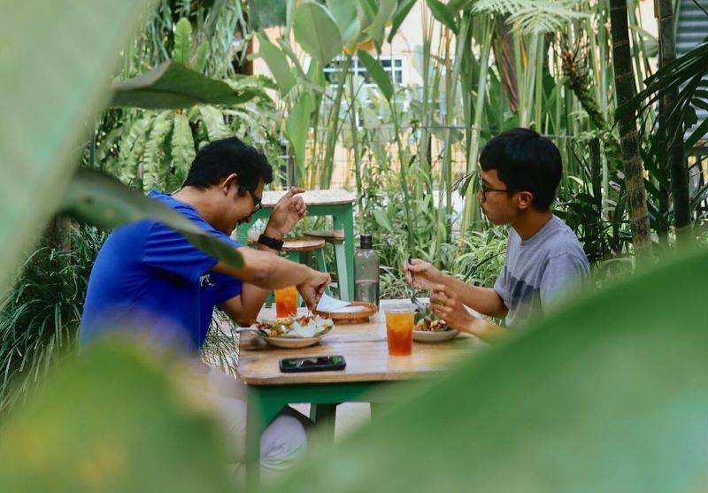 Suasana Syahdu Makan di Legit Dapur & Kebun