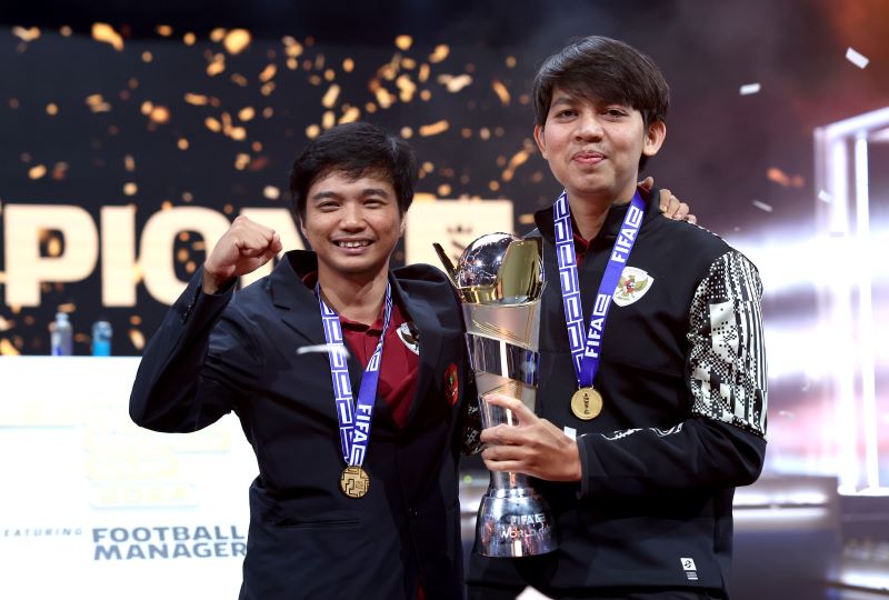 Ichsan Taufiq (manajer) dan Budi Muhamad Manar Hidayat (asisten manajer) sukses bawa kejayaan FIFAe World Cup ke Indonesia (PSSI)