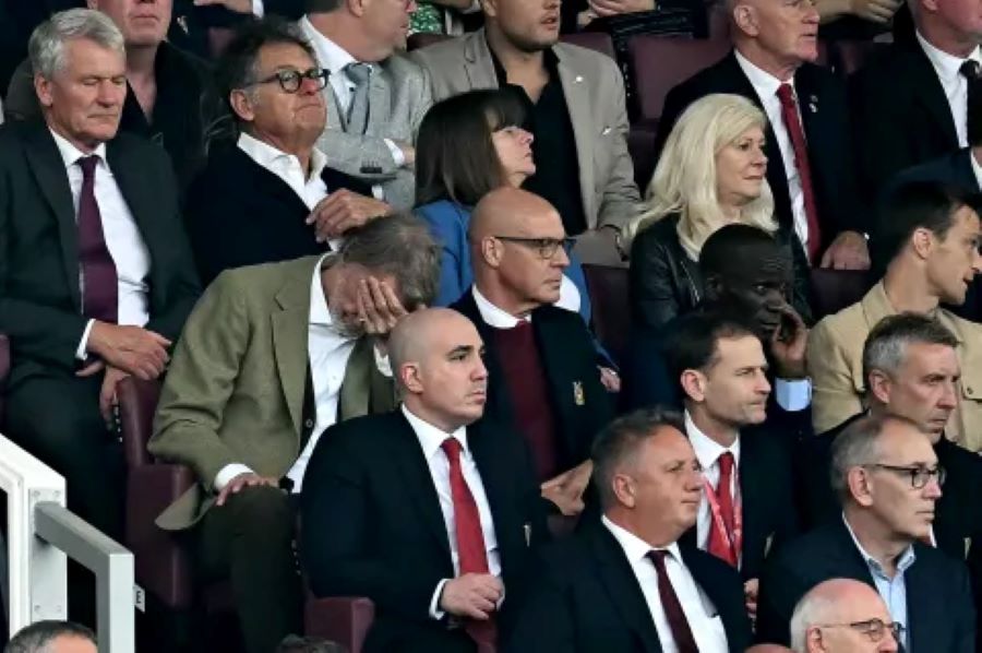 Sir Jim Ratcliffe tak bisa menahan emosinya saat melihat Manchester United dibantai Liverpool 3-0 (AFP)