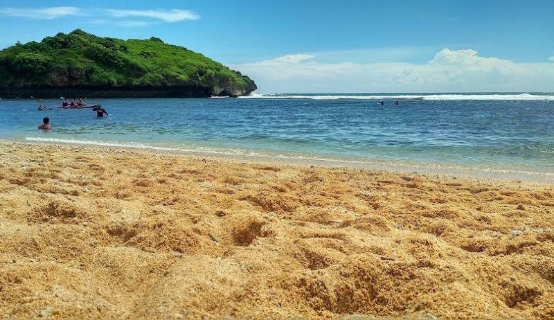 Pantai Slili Jogja, surga tersembunyi di antara bukit-bukit Gunungkidul.