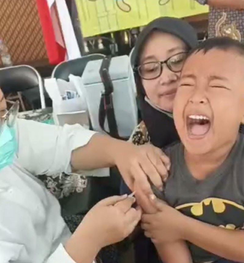 HISTERIS: Naufal Al Farezi Putra Wardana salah satu siswa TK Pamardi Putra menangis ketika disuntik vaksinasi JE di Pendopo Manunggal, kompleks Kemantren Mergangsan, Kota Jogja.