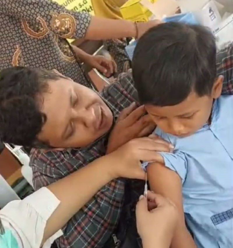 TIDAK MENANGIS: Ramadhan Attar salah satu siswa TK Pamardi Putra nampak kalem hendak disuntik vaksin JE dalam acara imunisasi masal JE di Pendopo Manunggal, kompleks Kemantren Mergangsan, Kota Jogja.