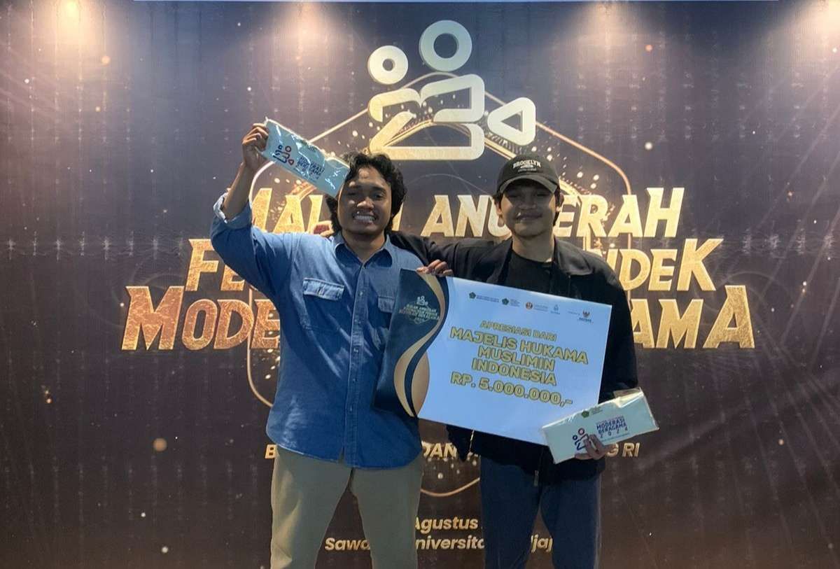 Tim Produksi Film Liang yang merupakan mahasiswa Prodi Komunikasi UMY saat menerima Apresiasi di ajang Festival Film Moderasi Beragama di Jakarta akhir Agustus lalu.