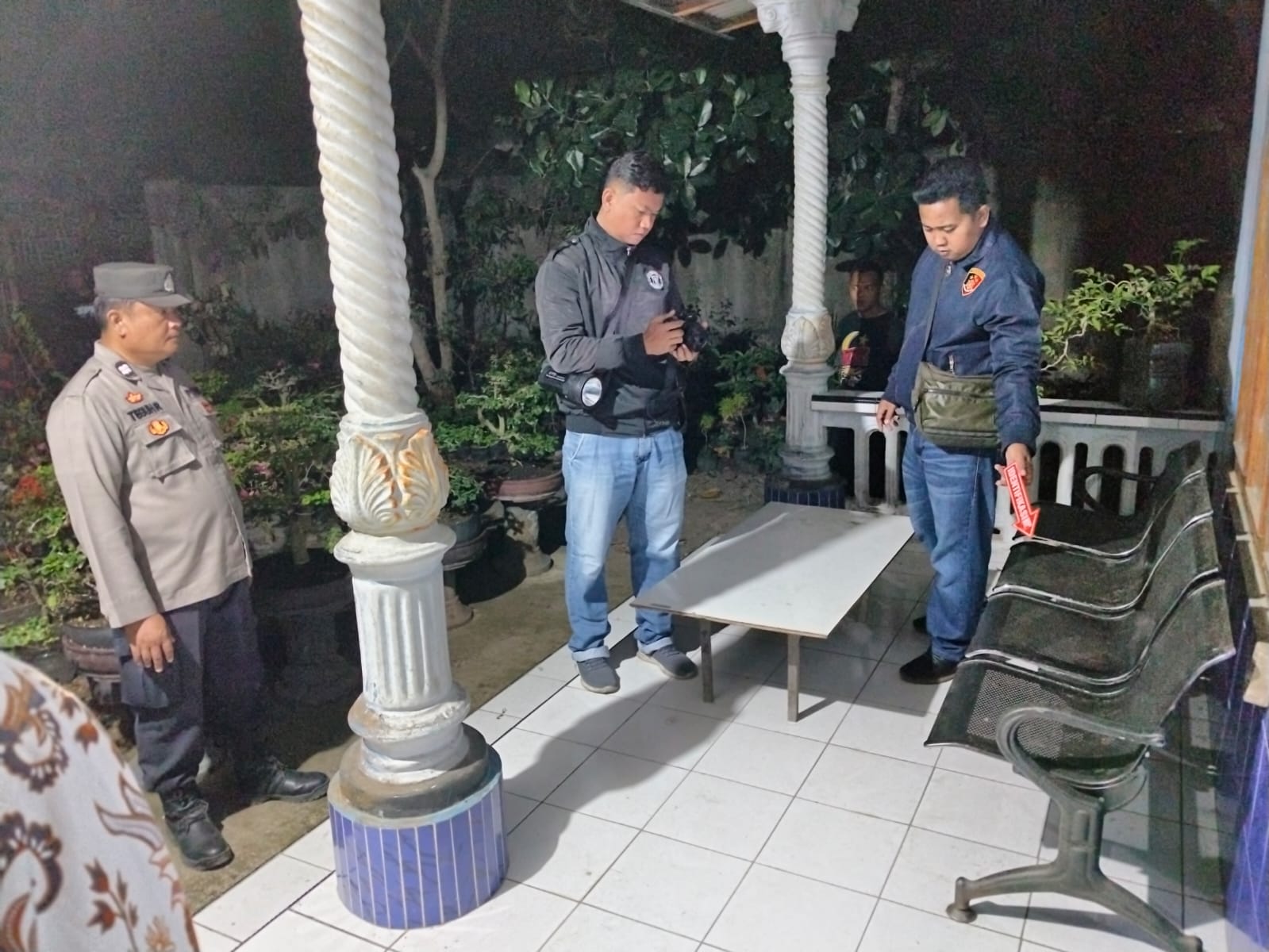 OLAH TKP : Petugas dari Polsek Buluspesantren mendatangi lokasi penemuan bayi di Desa Arjowinangun, Kecamatan Buluspesantren pada Senin (2/9) malam.