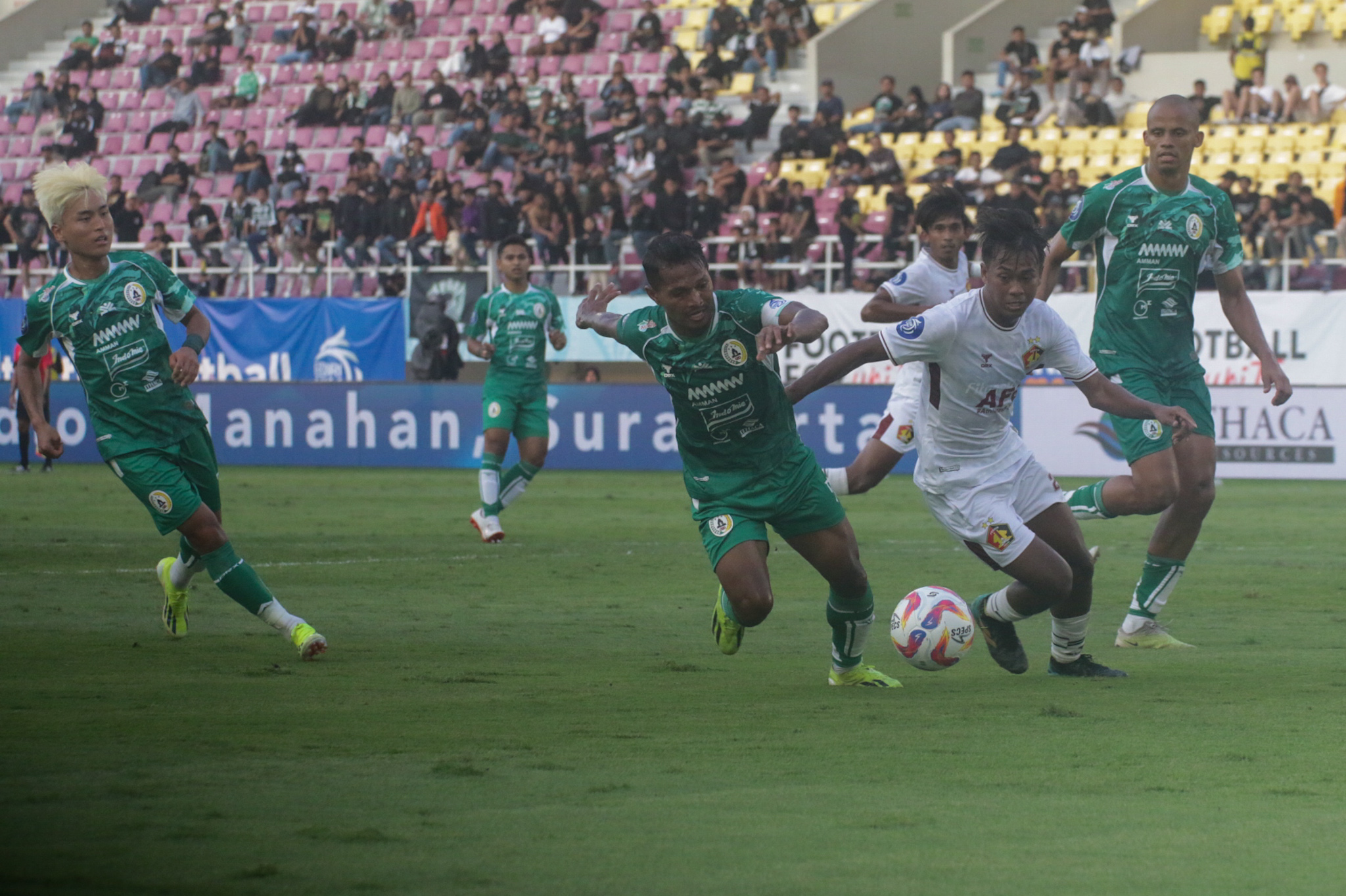 Gelandang PSS Sleman Moon Chang-Jin saat PSS Sleman menjamu Persik Kediri di Stadion Manahan Solo.