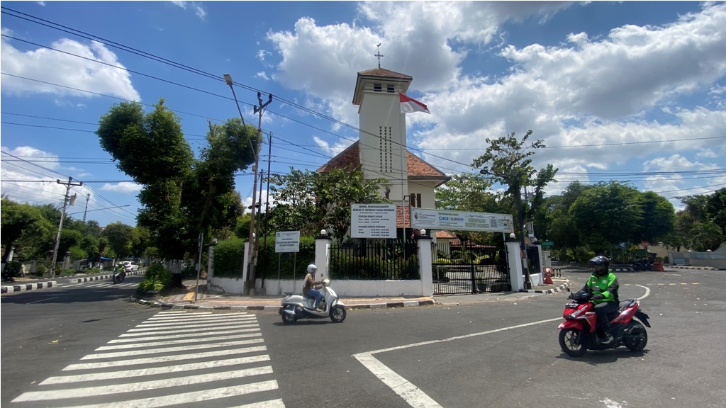 Warga melintas di depan Gereja Katolik Santo Antonius Padua Kota Baru. Hari ini, gereja ini akan menggelar siaran langsung Misa Agung bersama Paus Fransiskus