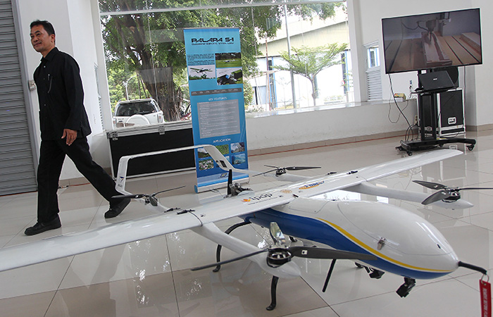 Dosen Teknik Mesin Fakultas Teknik UGM Gesang Nugroho berada di dekat pesawat tanpa awak buatannya, Palapa S-1, Selasa (3/9). Pesawat Palapa S-1 memiliki kemampuan take-off dan landing secara vertikal