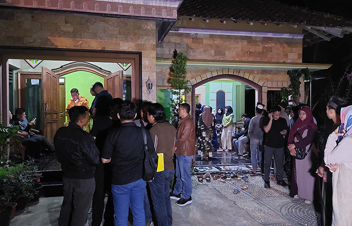 OLAH TKP: Kondisi TKP yang juga rumah Ipda Bambang S di Padukuhan Gendu, Kalurahan Jatimulyo, Kapanewon Girimulyo, Kulon Progo, tadi malam (3/9).