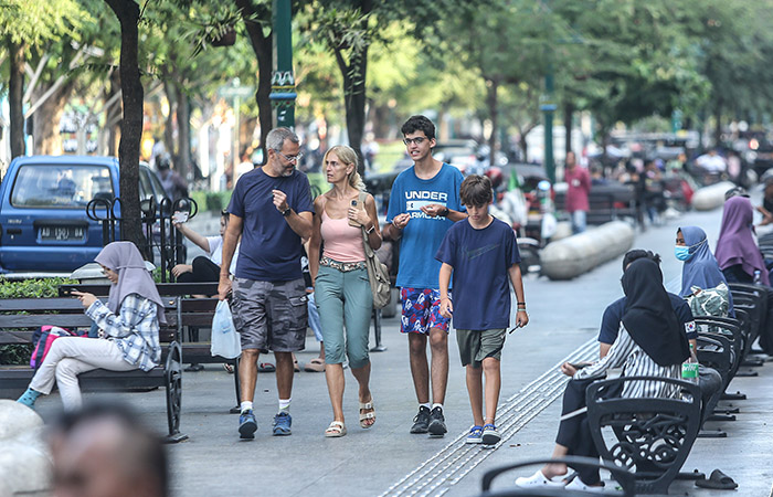 Wisatawan asing berjalan menyusuri jalan saat sore di kawasan Malioboro, Jogja, Selasa (3/9). BPS DIY mencatat jumlah kunjungan wisman pada Januari hingga Juli 2024 sebanyak 62.317 orang.