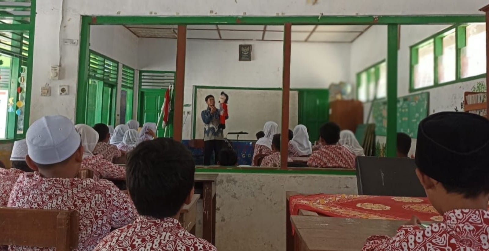 FOKUS: Siswa MI Muhammadiyah Selo, Hargorejo, Kokap, Kulon Progo saat mendengarkan pemateri menyampaikan potensi bahaya merkuri belum lama ini.