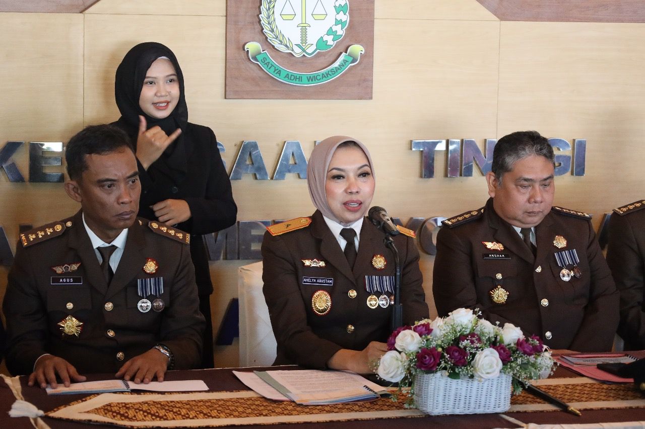 Kepala Kejaksaan Tinggi DIY Ahelya Abustam (tengah).