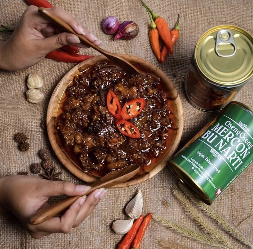 Oseng Mercon Bu Narti dengan packaging kaleng