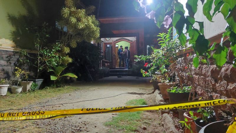 TKP: Usai olah TKP warga mulai mengerumuni rumah korban.&nbsp;
