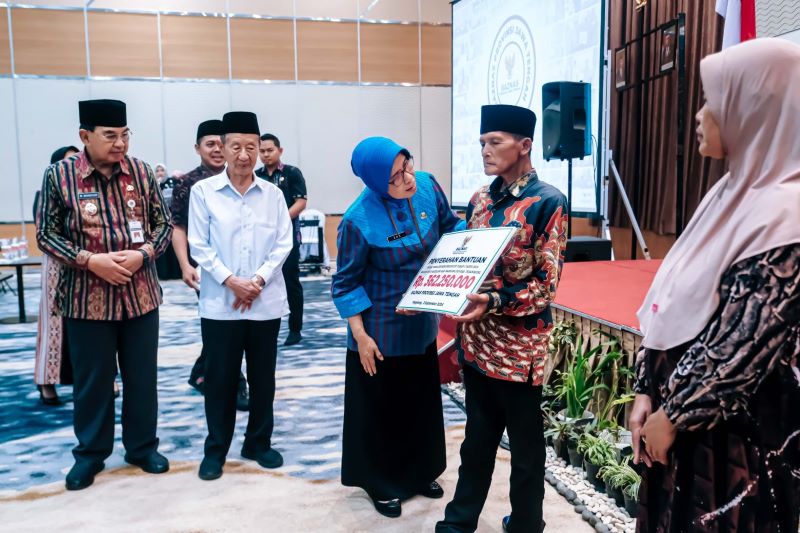 SIMBOLIS: Asisten Pemerintahan dan Kesra Sekretaris Daerah Provinsi Jawa Tengah saat memberikan bantuan modal usaha kepada para mustahik.
