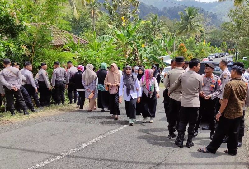 MELAYAT: Kondisi rumah duka yang dipenuhi pelayat.