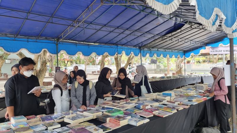 ANTUSIAS: Mashsiswa saat menghadiri bazar buku yang dilakukan oleh toko Obral Buku Jogja di Taman Pancasila UNY Rabu (4/9/2024).