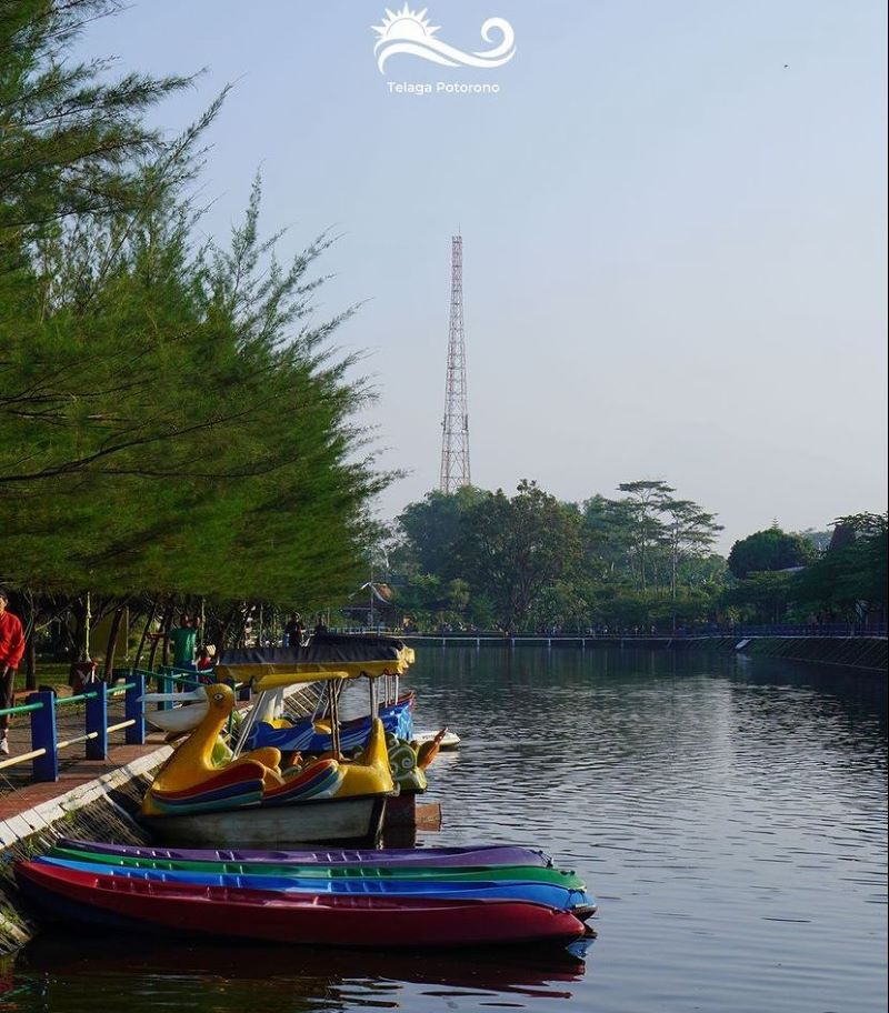 Kapal kano, salah satu wahana wisata di Embung Potorono, Banguntapan, Bantul.