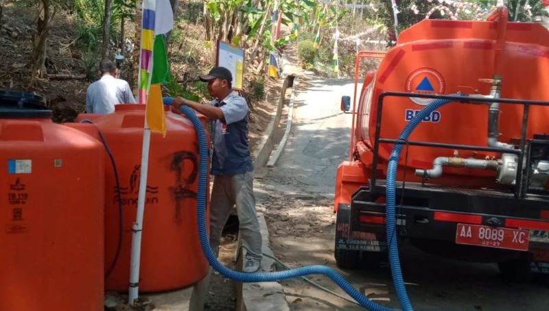 BPBD Purworejo saat melakukan droping air bersih di salah satu desa di Kabupaten Purworejo.