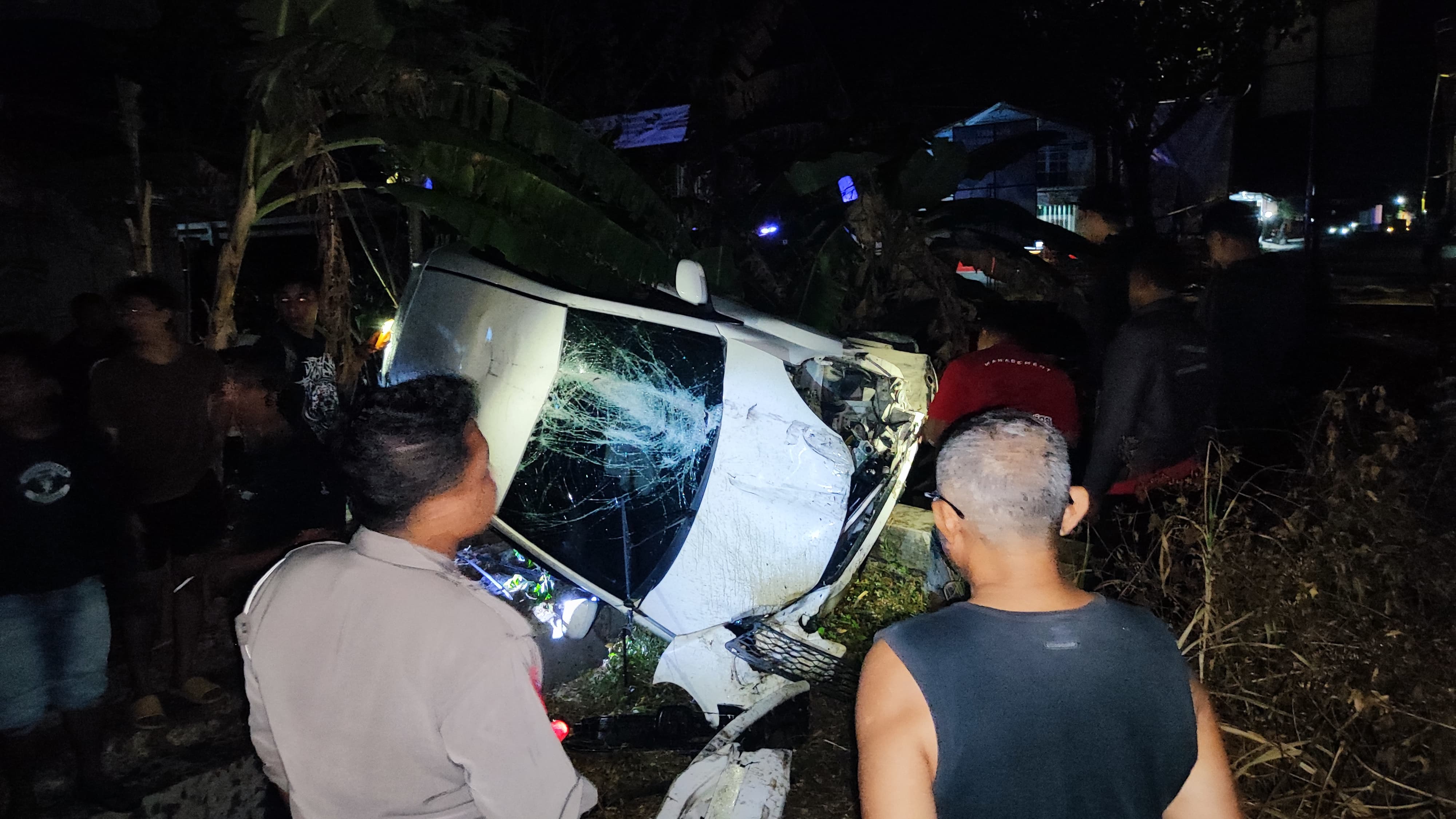 Satu unit mobil ditemukan terbalik di belakang rumah warga di Dusun Sumberejo, Kalurahan Ngawu, Kapanewon Playen, Gunungkidul, Rabu (4/9) dini hari.