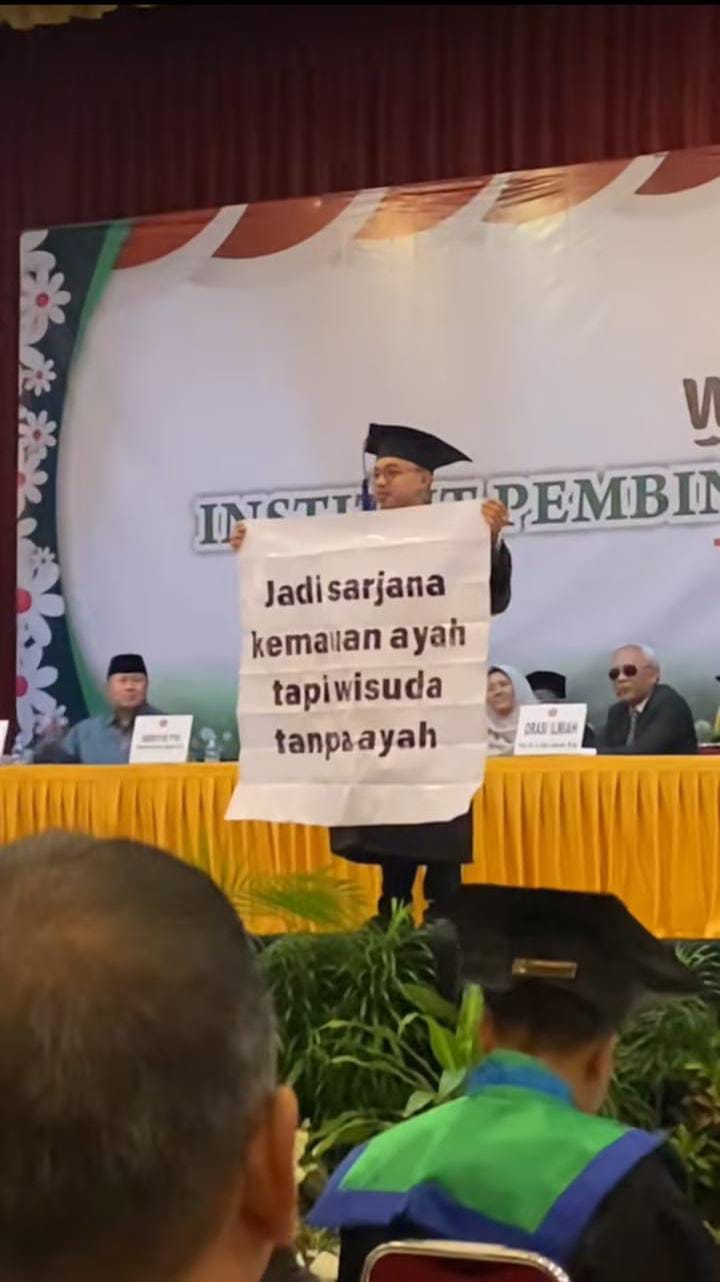 Video viral wisuda tanpa ayah.   (tiktok @salmon.sashimiii)