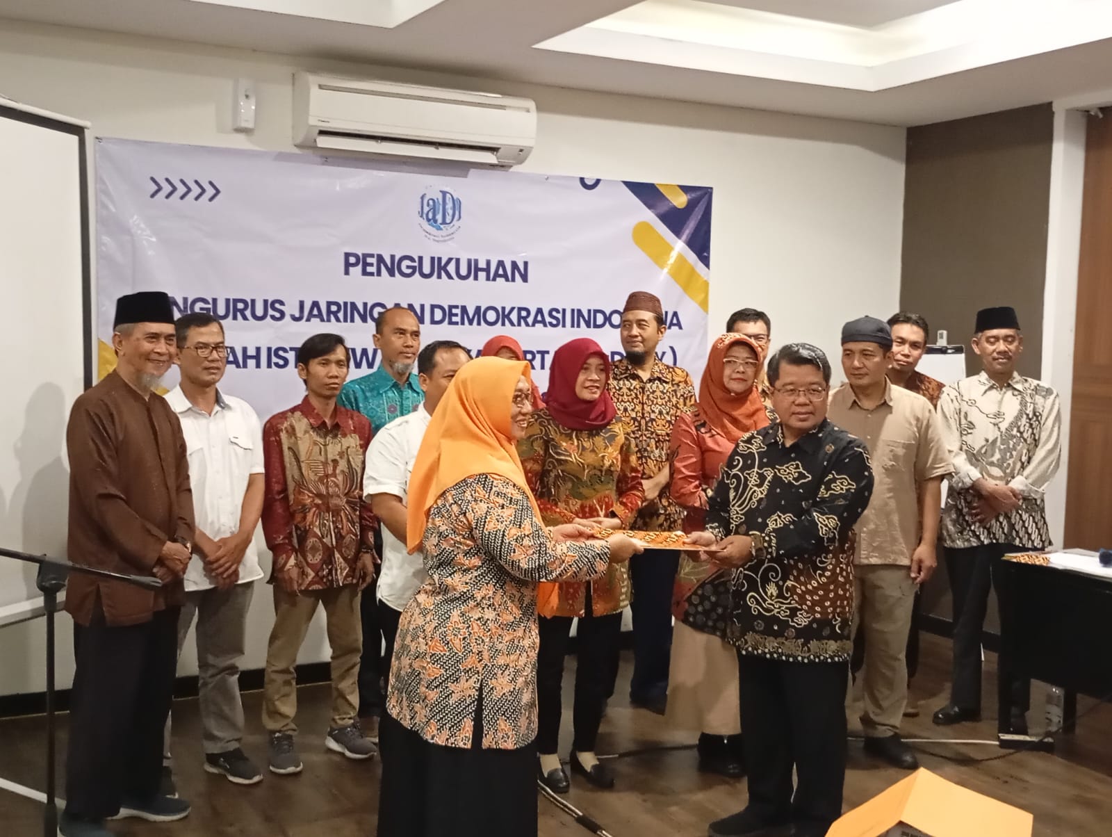 Jajaran pengurus Jaringan Demokrasi Indonesia (JaDI) DIY saat melakukan pengukuhan pada salah satu hotel di Kota Jogja, Rabu (4/9).   (iwan nurwanto/Radar Jogja)