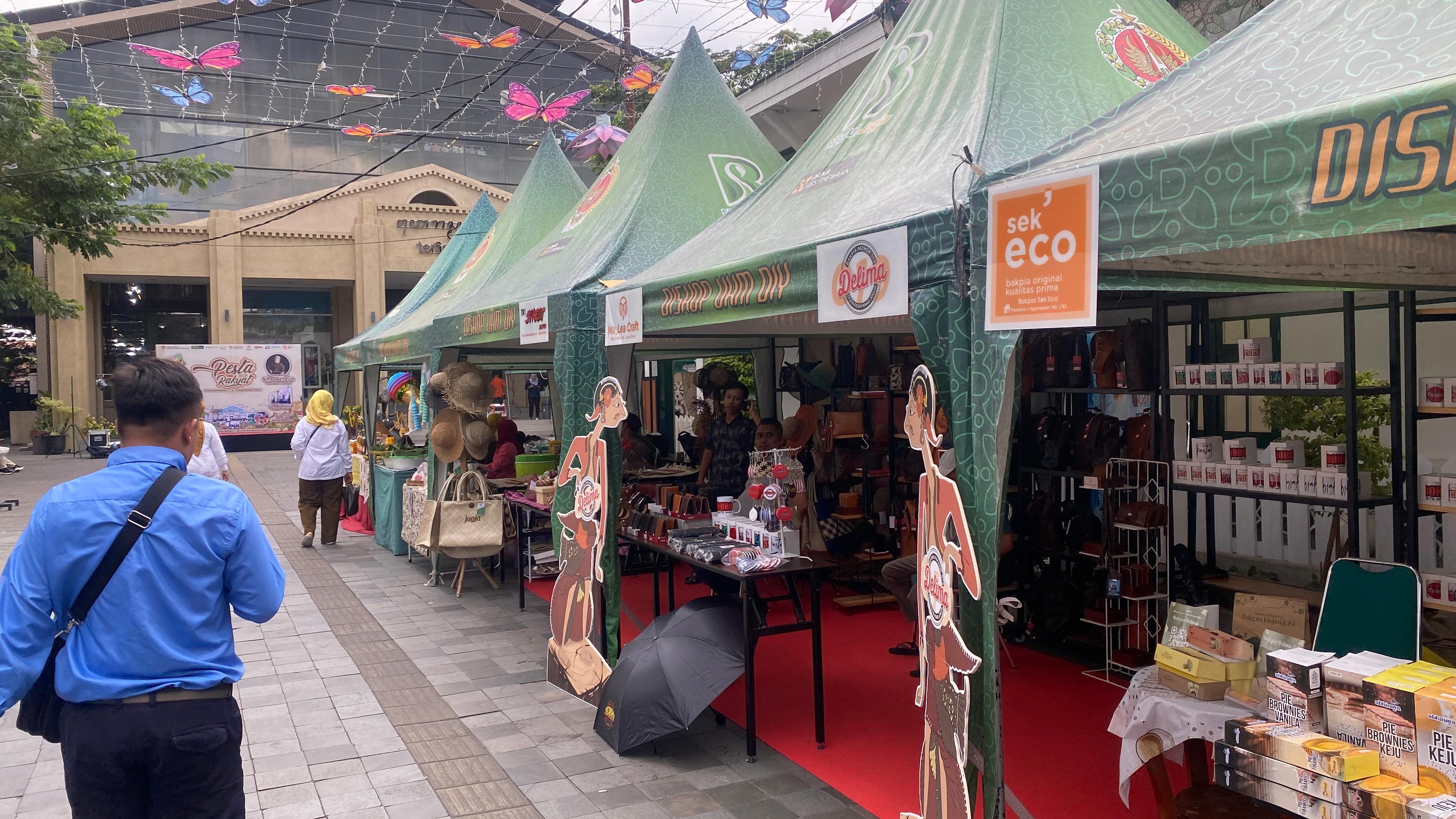Salah satu pelaku UMKM DIJ yang ikut membuka stand untuk menjual produk eco print di acara Pesta Rakyat Malioboro.  AGUNG DWI PRAKOSO / RADAR JOGJA