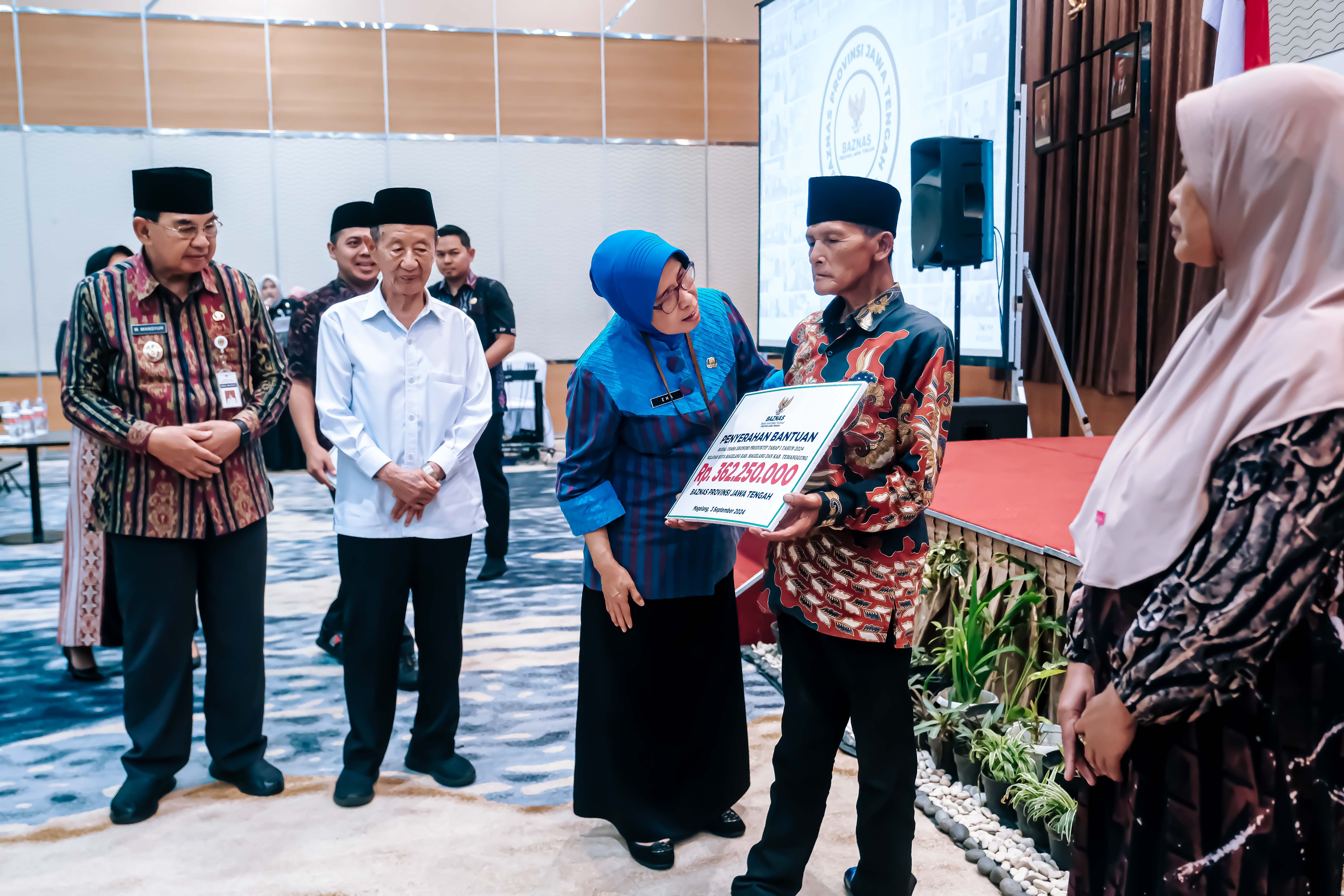 &nbsp;  SIMBOLIS: Asisten Pemerintahan dan Kesra Sekretaris Daerah Provinsi Jawa Tengah saat memberikan bantuan modal usaha kepada para mustahik.  &nbsp;