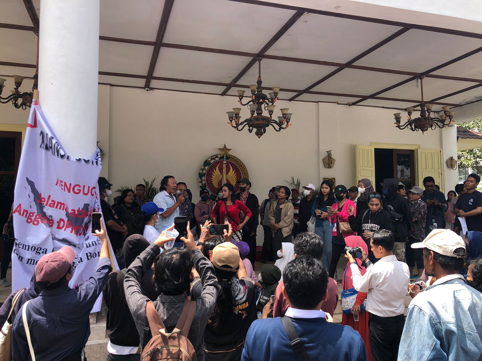 Suasana Aksi Warga Bong Suwung, Jogja Menolak Penggusuran Oleh PT KAI yang dilakukan di Gedung DPRD DIY, Rabu (4/9/2024)