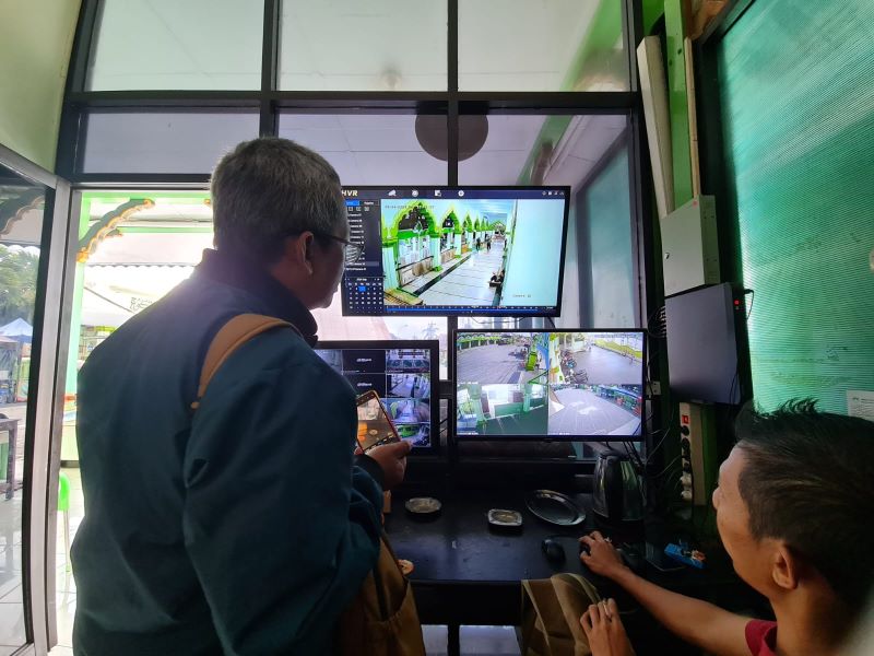 LIHAT BUKTI: Keamanan Masjid Agung Kauman Kota Magelang saat memperlihatkan rekaman CCTV pria yang diduga melakukan video call tidak terpuji di serambi masjid.