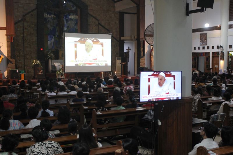 KHIDMAT: Suasana misa agung bersama Paus Fransiskus secara daring di Gereja Kotabaru Jogja.