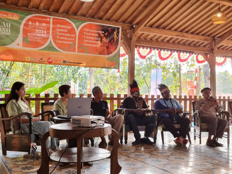 PAPARAN: Ketua Yayasan Atsanti Foundation (kedua dari kiri) bersama Ketua Yayasan Maramowe Weaiku Kamorowe dan lainnya saat menjelaskan soal agenda Festival Bumi Atsanti, Rabu sore (4/9/2024).