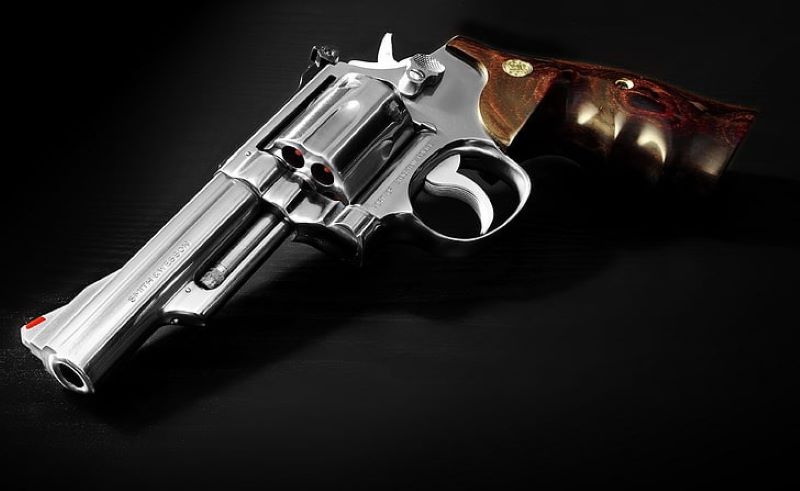 Ilustrasi senjata api jenis revolver.