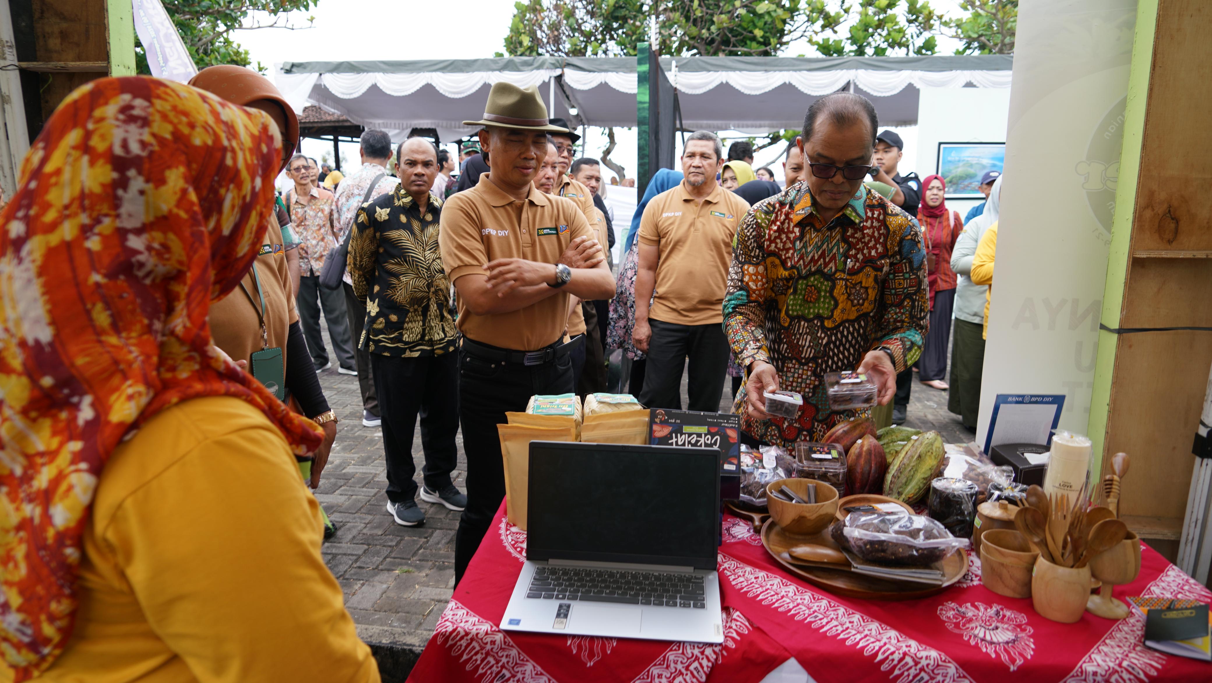 POTENSI: Bupati Gunungkidul Sunaryanta dan Sekprov DIJ Beny Suharsono saat membuka Festival Cokelat Nglanggeran 2024 di Embung Nglanggeran, Gunungkidul, Rabu (5/9/2024).